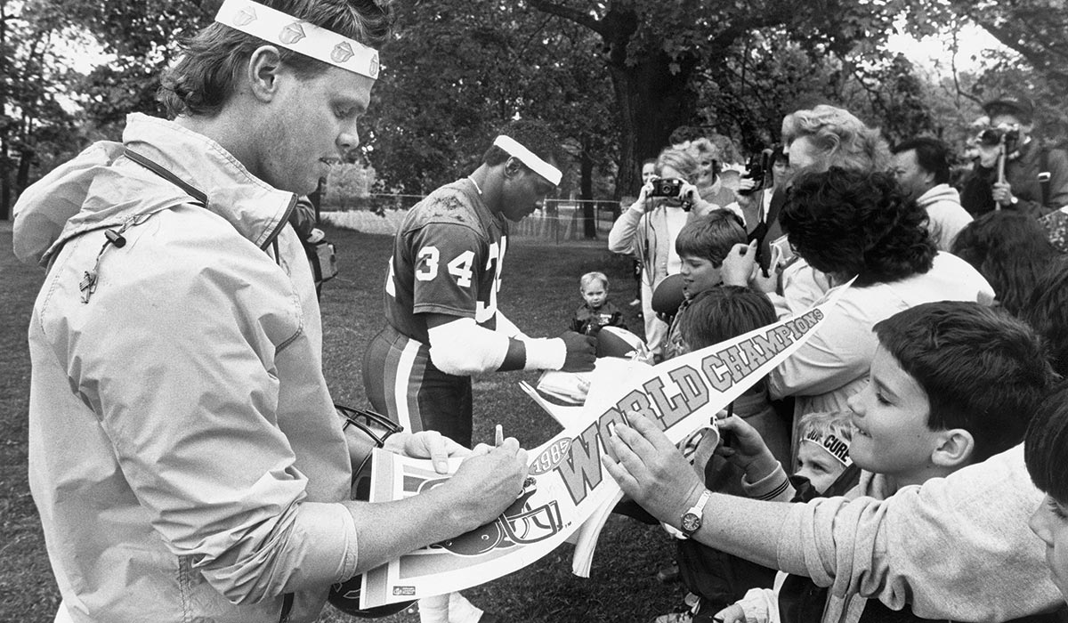 Jim McMahon, the Punky QB, visits the White House with the 1996 Green Bay  Packers, while wearing his Chicago Bear…